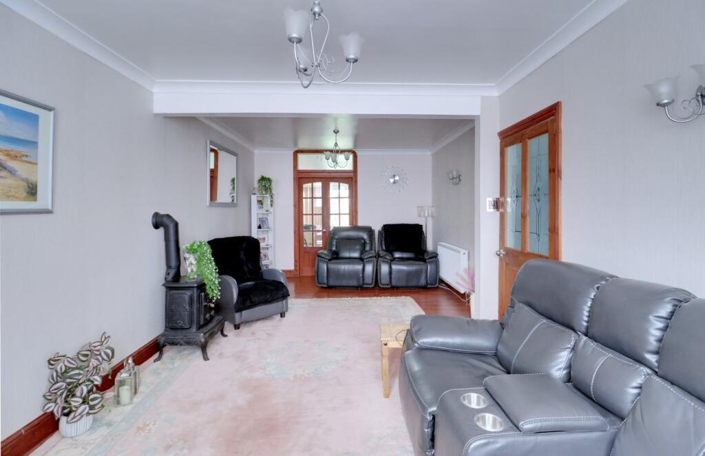 Sunningdale Avenue, Rainham, RM13 photo 4