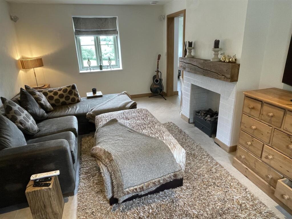 House in Tewkesbury, Hawling - More