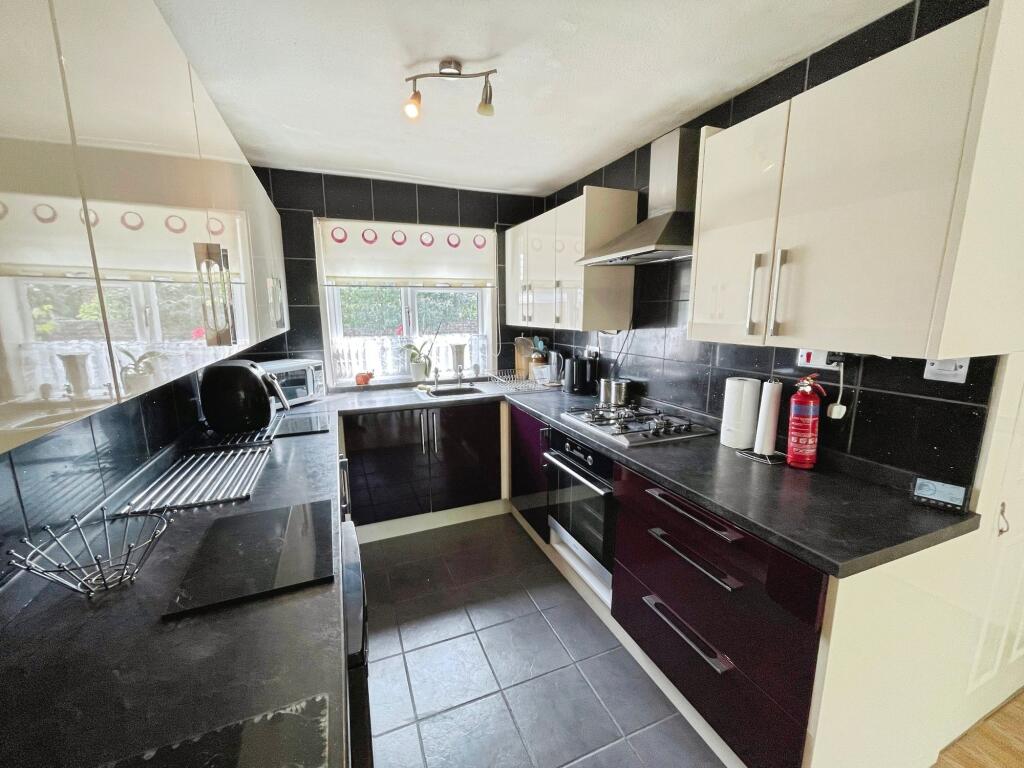 Tintern Close, Basingstoke, RG24 photo 4