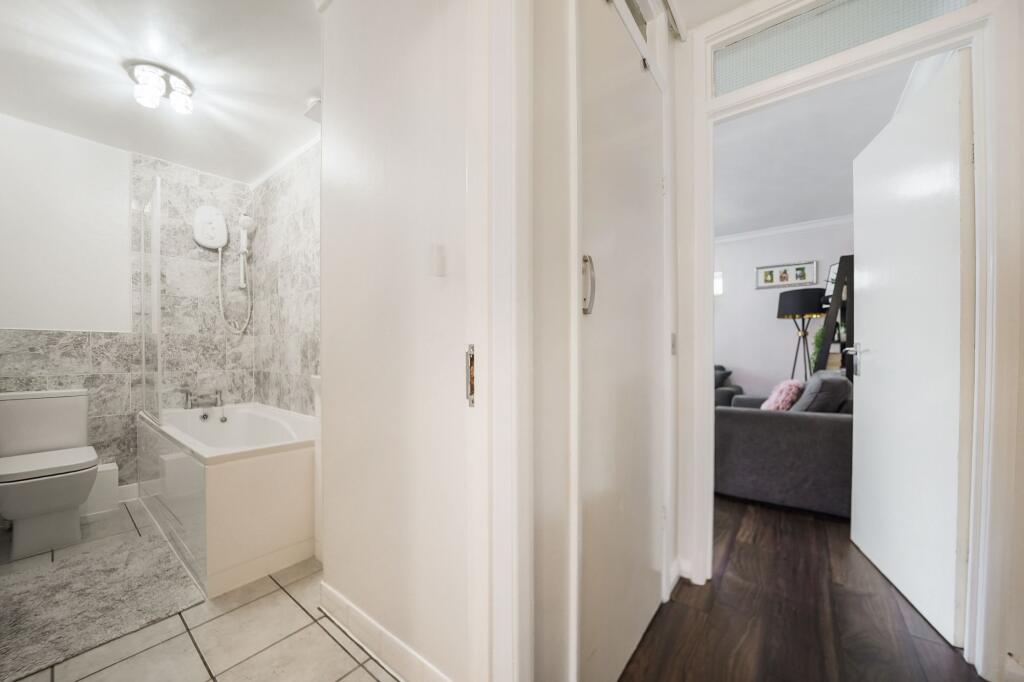 Apartment in Croydon - View 5