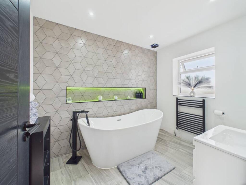 House in Swansea, Llangyfelach - View 3