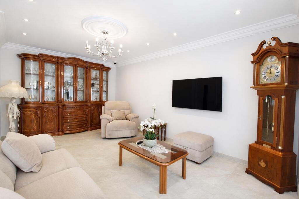 House in Sutton - View 5