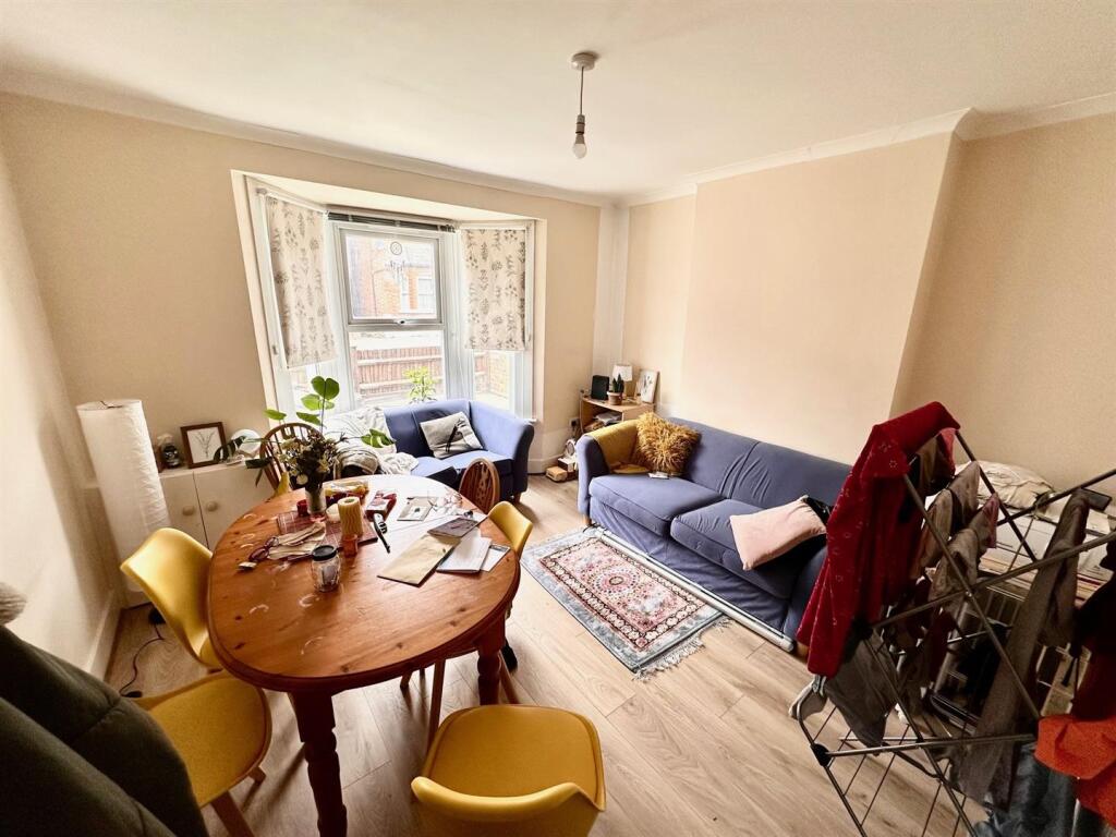 Cowley Mill Road, Uxbridge – pohled 2