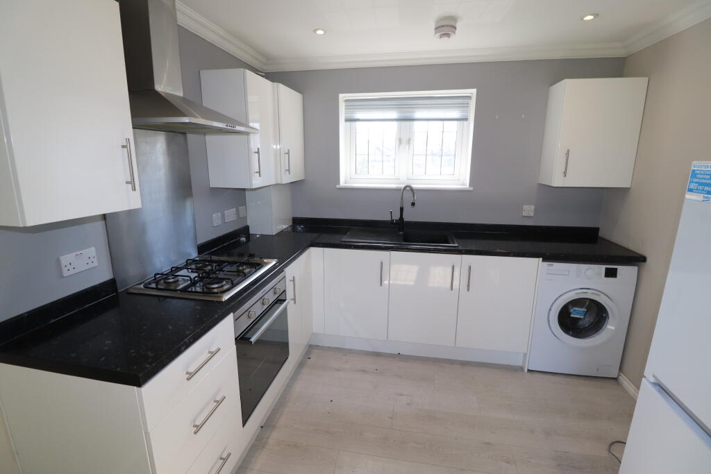 Apartment in Brentwood, Hutton Mount - View 2