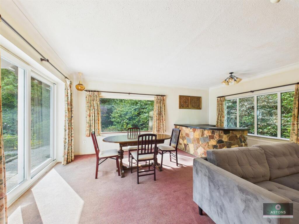 Mount Close, Pound Hill photo 3