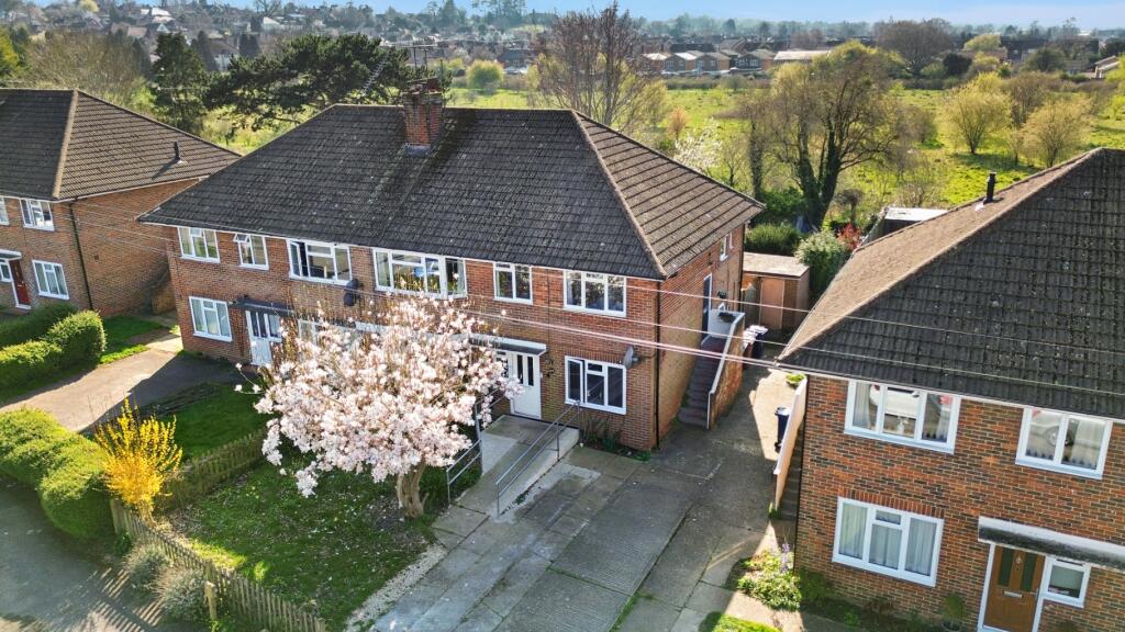 2-bed flat on Talbot Road, Farnham, £250,000