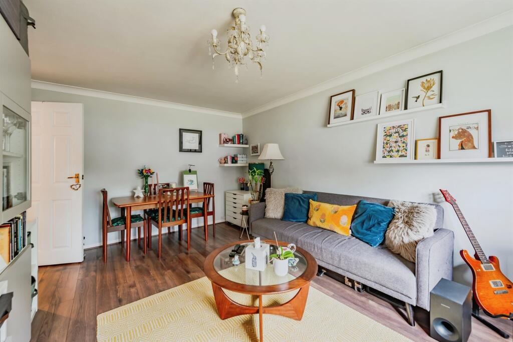 Apartment in Reigate and Banstead, Surrey - View 4