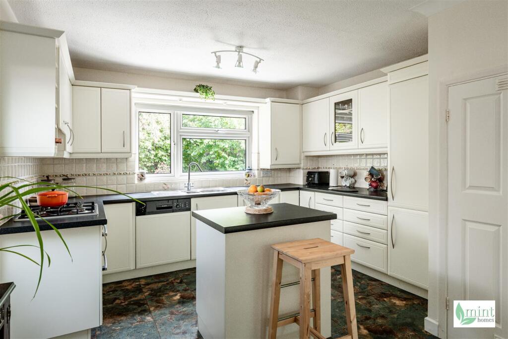 House in Woking, Surrey - View 4