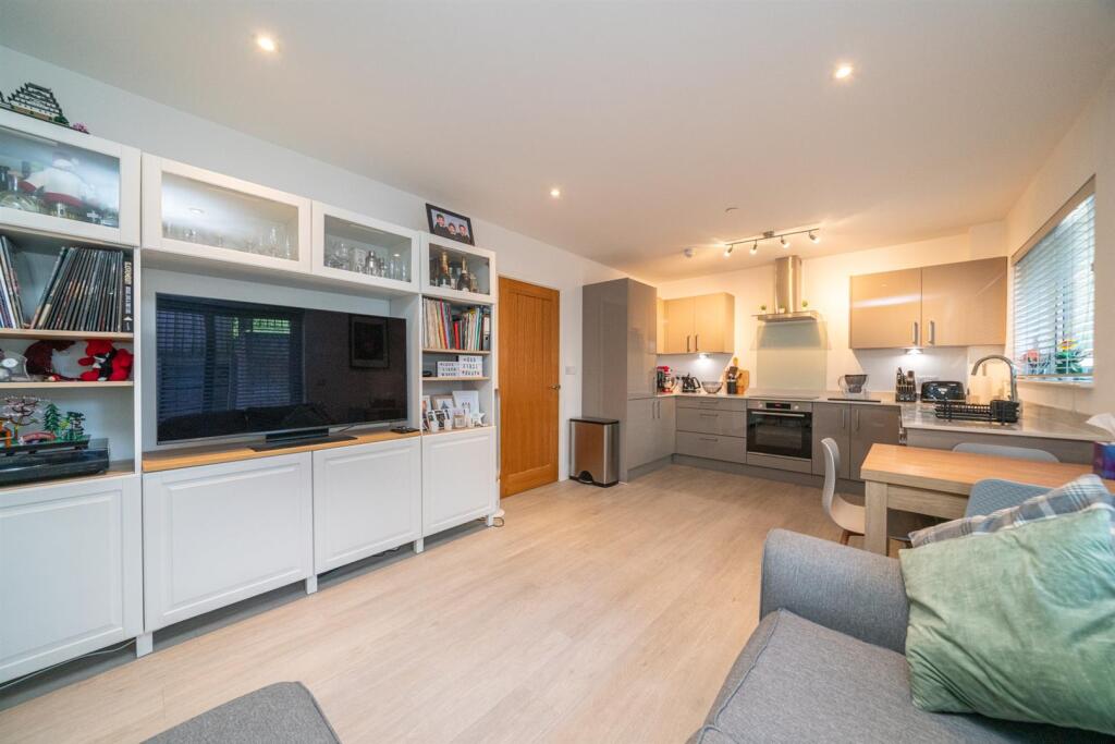 15 Sandridge Park, St Albans photo 5