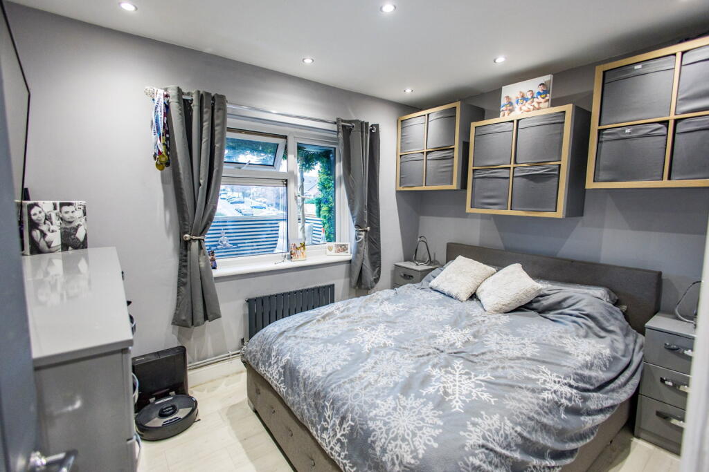 Apartment in Romford - More