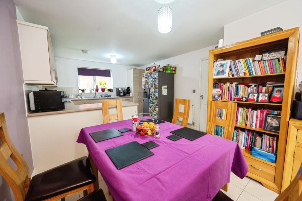 Lawrence Grove, Kidderminster, Worcestershire, DY11 - Więcej