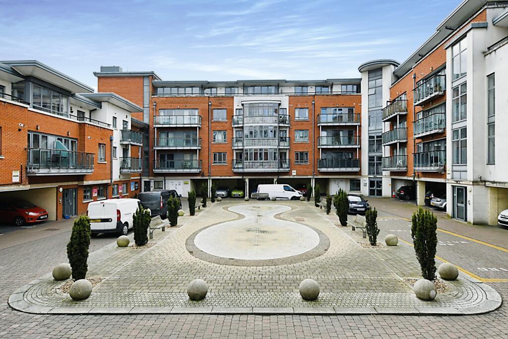 Main image of property: 22 Victoria Court, New Street, Chelmsford, Essex CM1 1GP