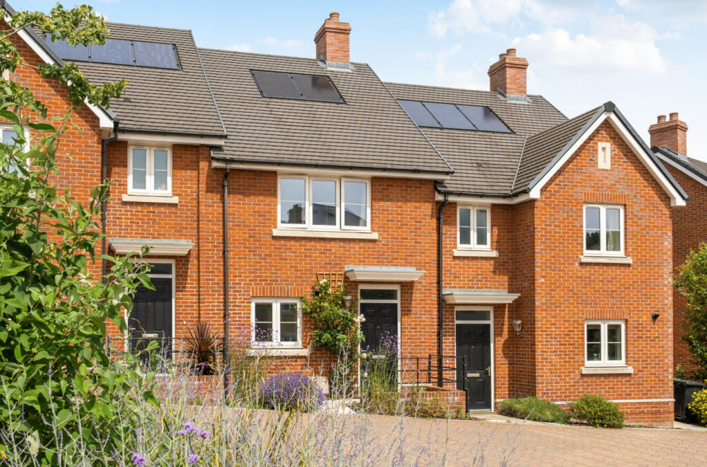 2-bed terraced on Highwood Avenue, Eastleigh, Hampshire, SO50, £330,000