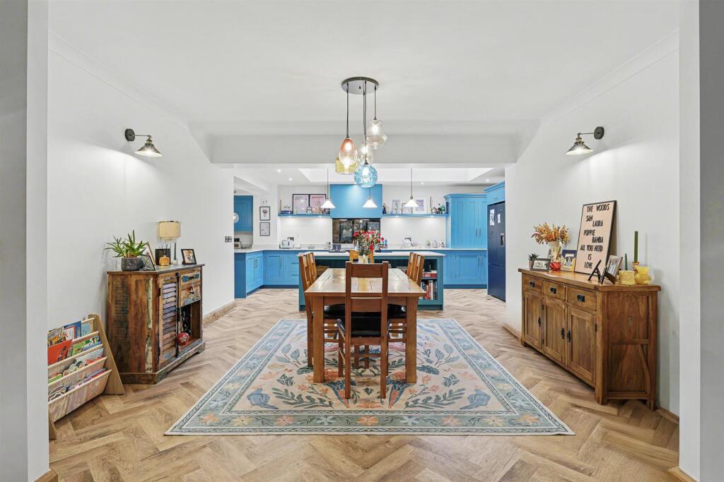 Aquinnah, Liphill Bank Road, Holmfirth HD9 photo 3