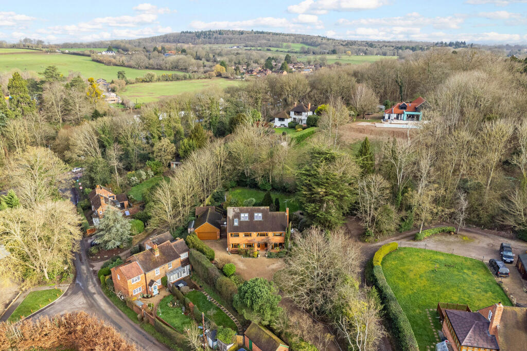 Main image of property: Knowl Hill Common, Reading, RG10