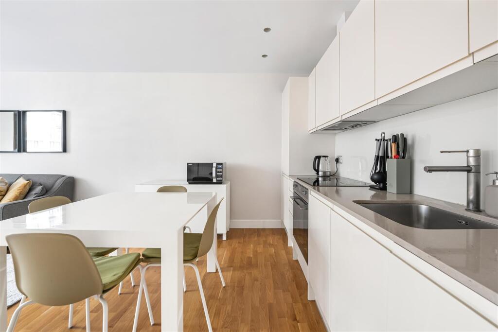 Apartment in Sutton - View 5