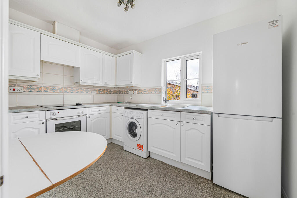 Apartment in Tandridge, Caterham Valley - View 5