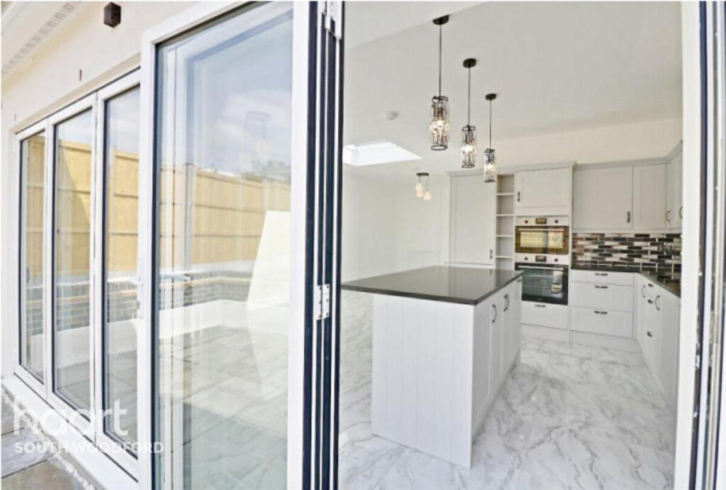 House in Woodford Green, Woodford Bridge - View 5
