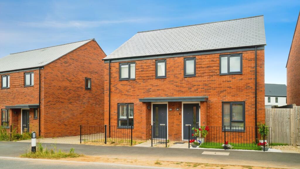 2-bed semi-detached on Stone Barton Road, Exeter, £250,000