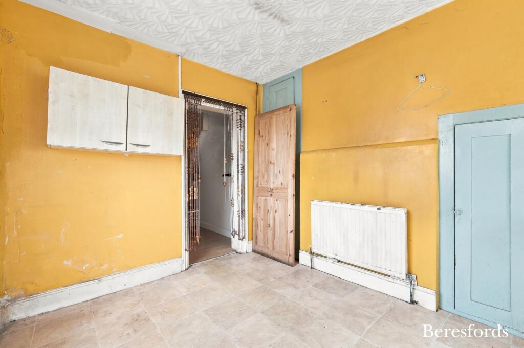 House in London, Rush Green - View 5