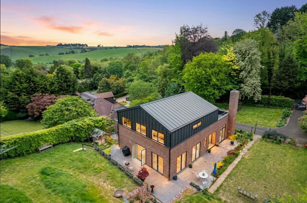 Main image of property: Slines Oak Road, Woldingham, CR3