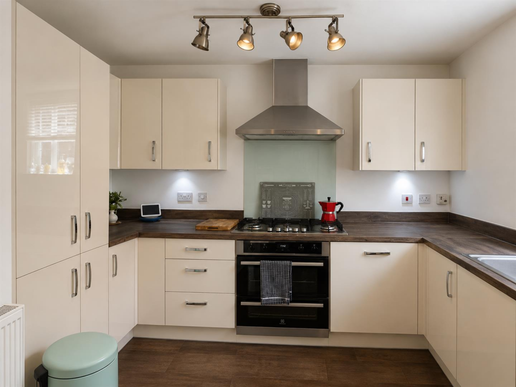 Rossway Drive, Bushey photo 2