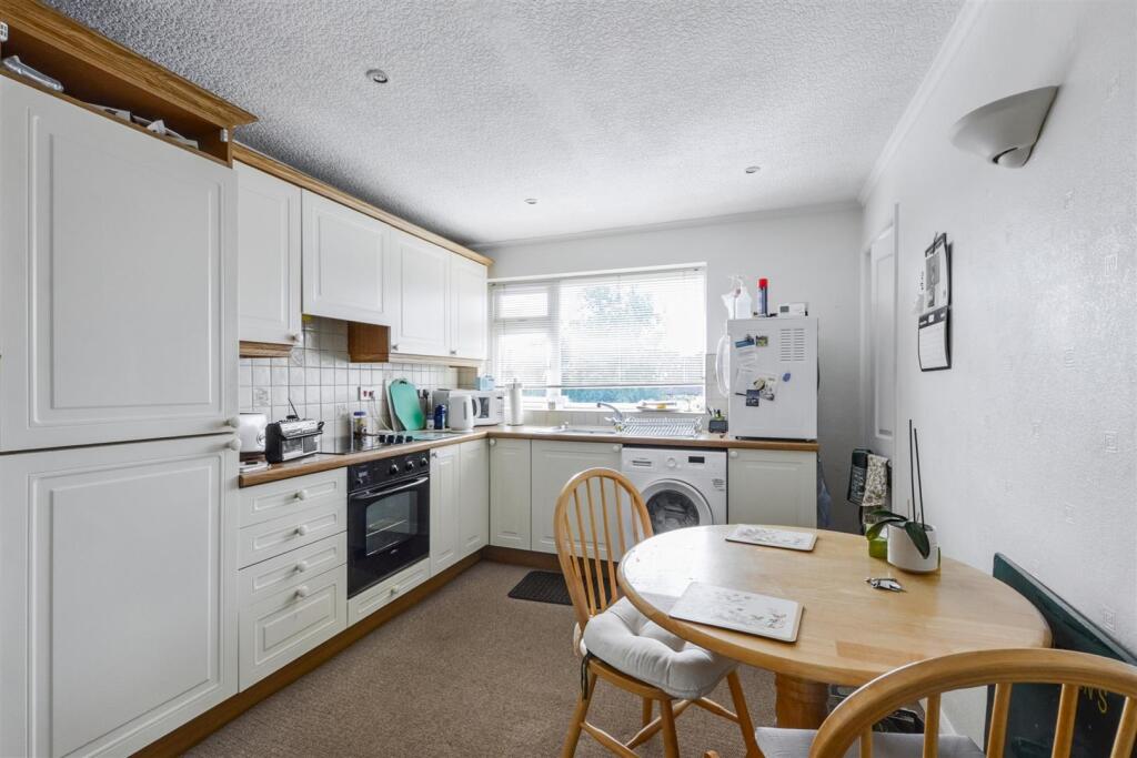 Apartment in Nottingham, Wollaton Vale - View 4