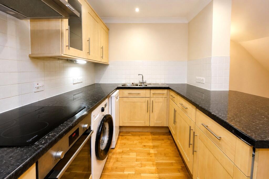 Apartment in Woking, Surrey - View 5