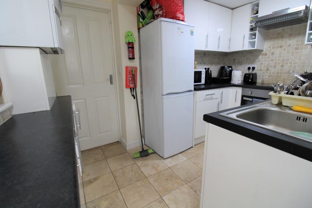 Hummer Road, Egham photo 3