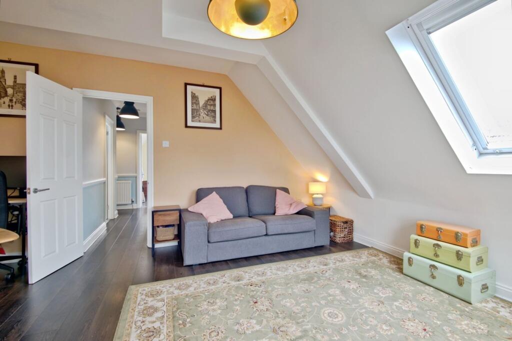 Apartment in Southend-on-Sea - More