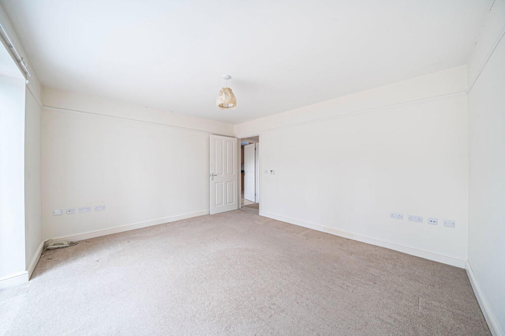 Pentney Close, Overton, RG25 3BF photo 3