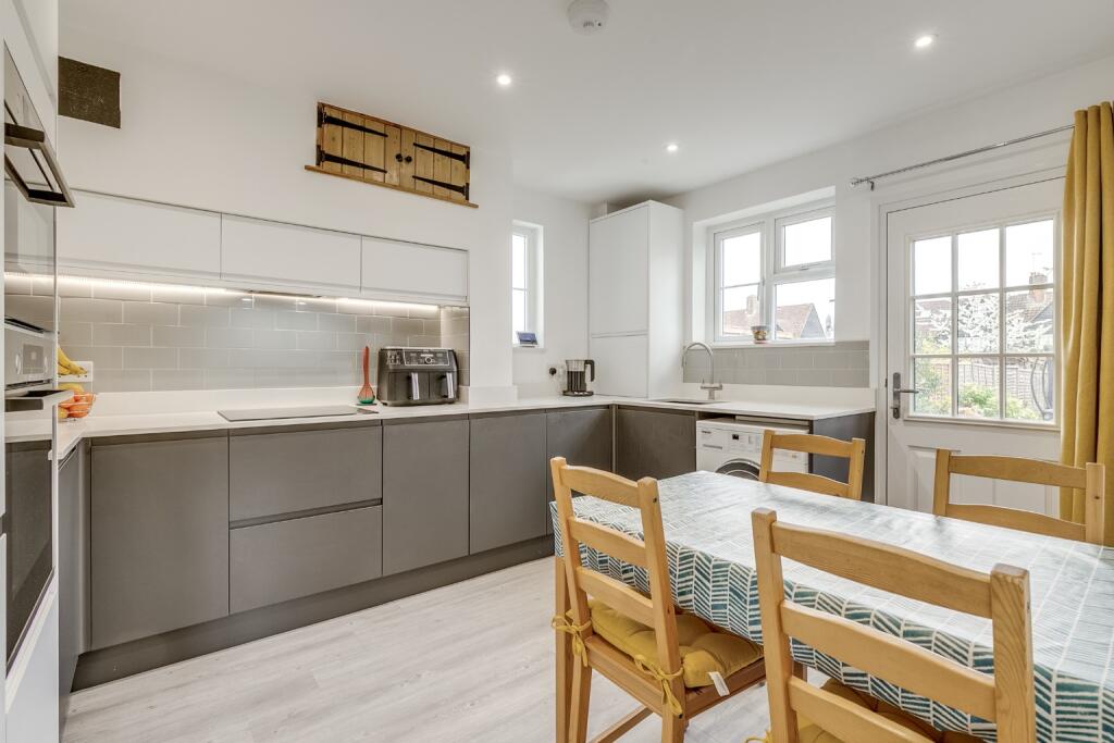 House in Welwyn Hatfield, Hertfordshire - View 6