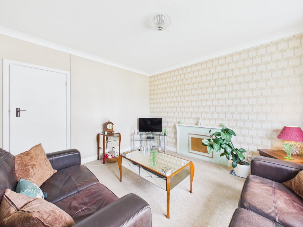 Apartment in Worthing, West Sussex - More