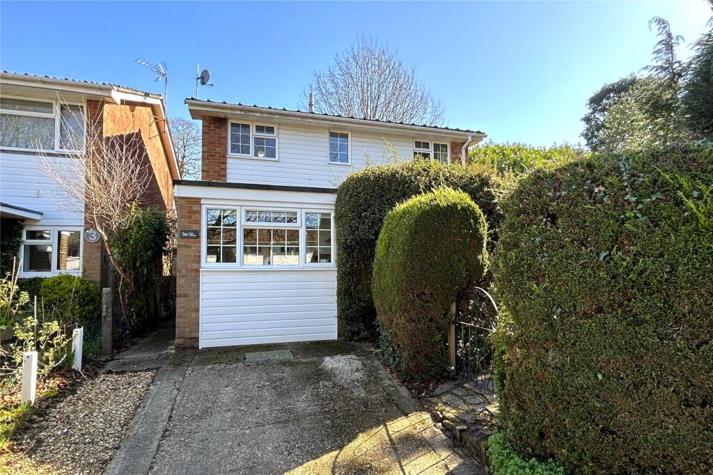 3-bed detached on Field Place, Liphook, Hampshire, GU30, £500,000