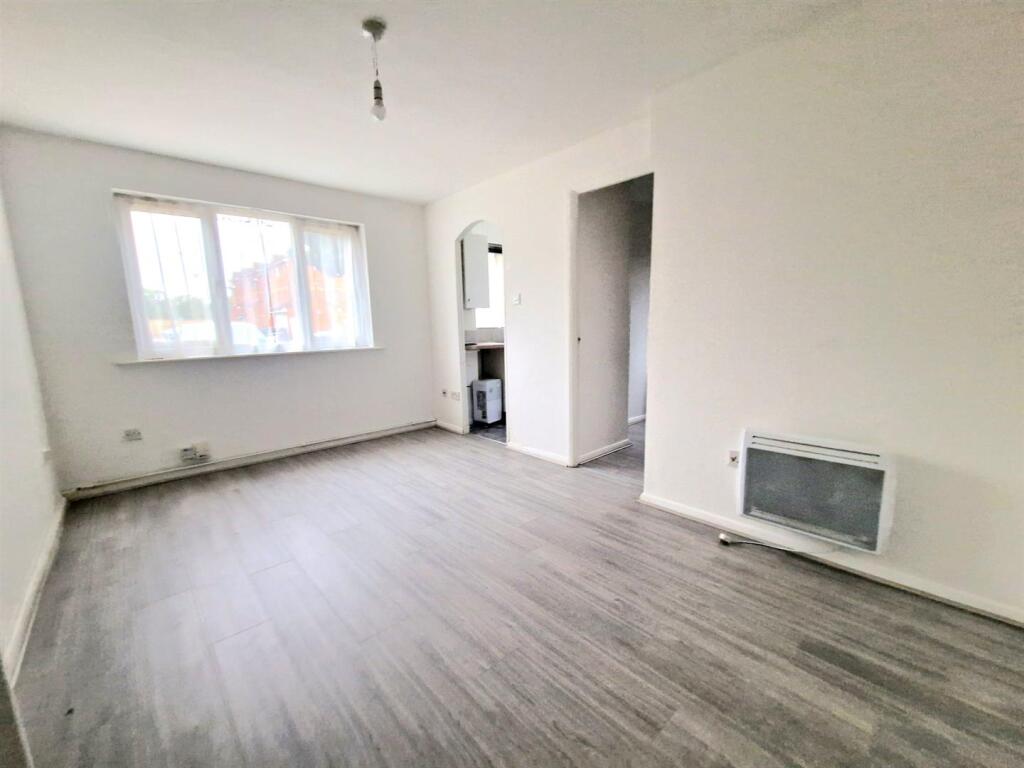Apartment in Enfield, Enfield Wash, London Borough of Enfield - View 2