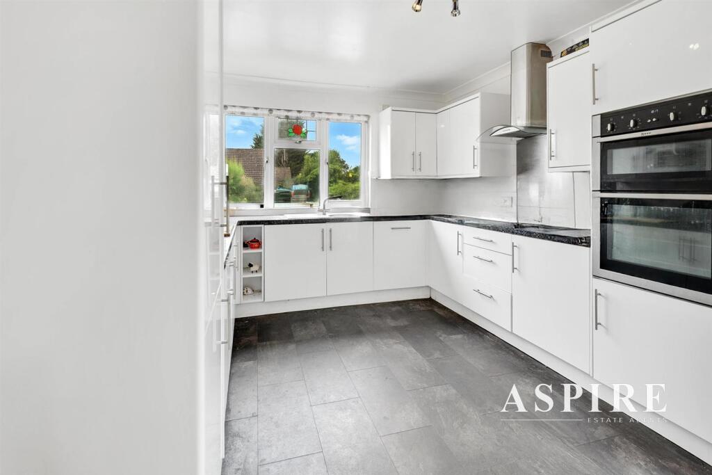 Sugden Avenue, Wickford photo 4