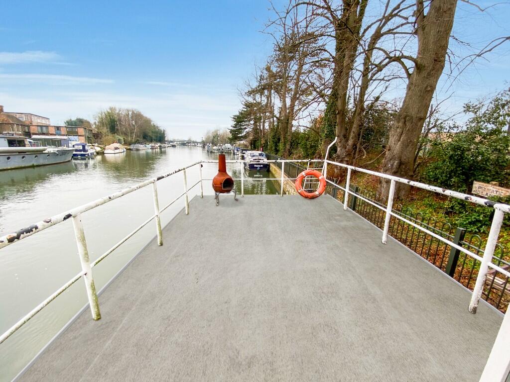 Platts Eyot, Hampton, Middlesex, TW12 photo 2