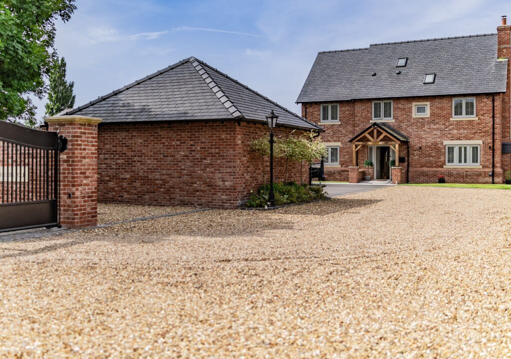 Main image of property: Lavender House, 1 Farriers Fold, Walmer Bridge, Preston, PR4 5DR