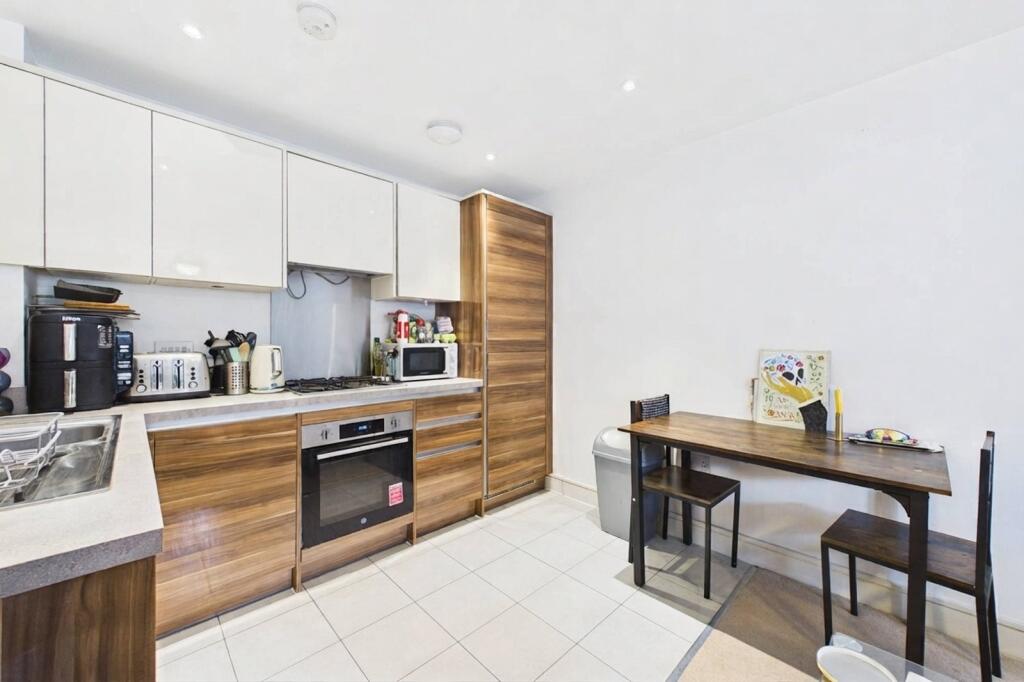 Apartment in Rushmoor, Hampshire - View 5