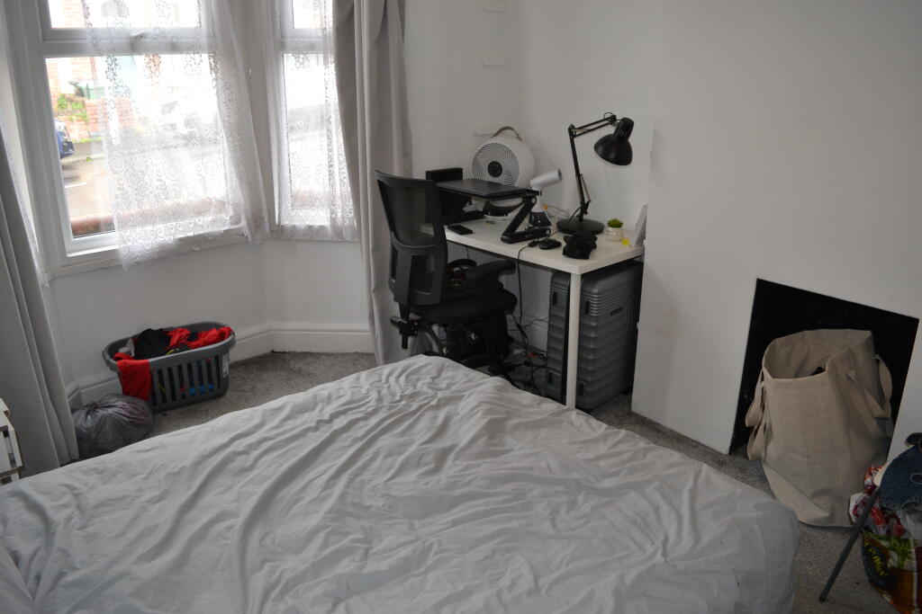4 bedroom end of terrace house for rent