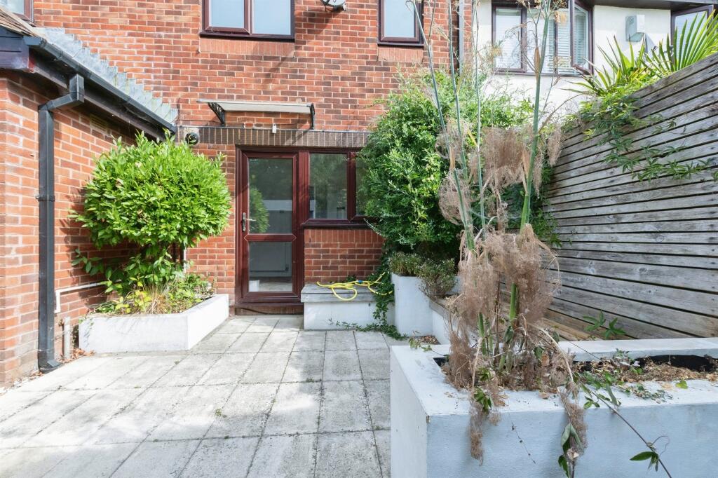 Waldren Close, Poole photo 4