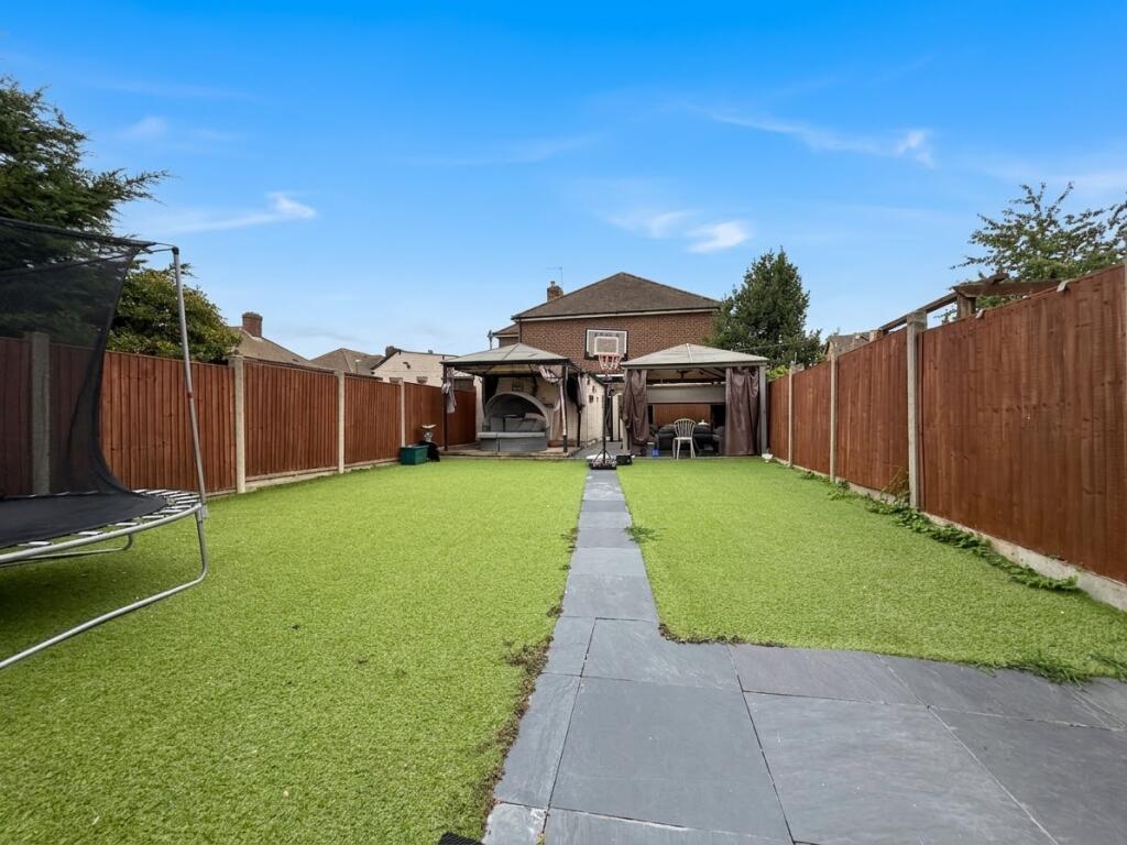 House in Sutton - View 3