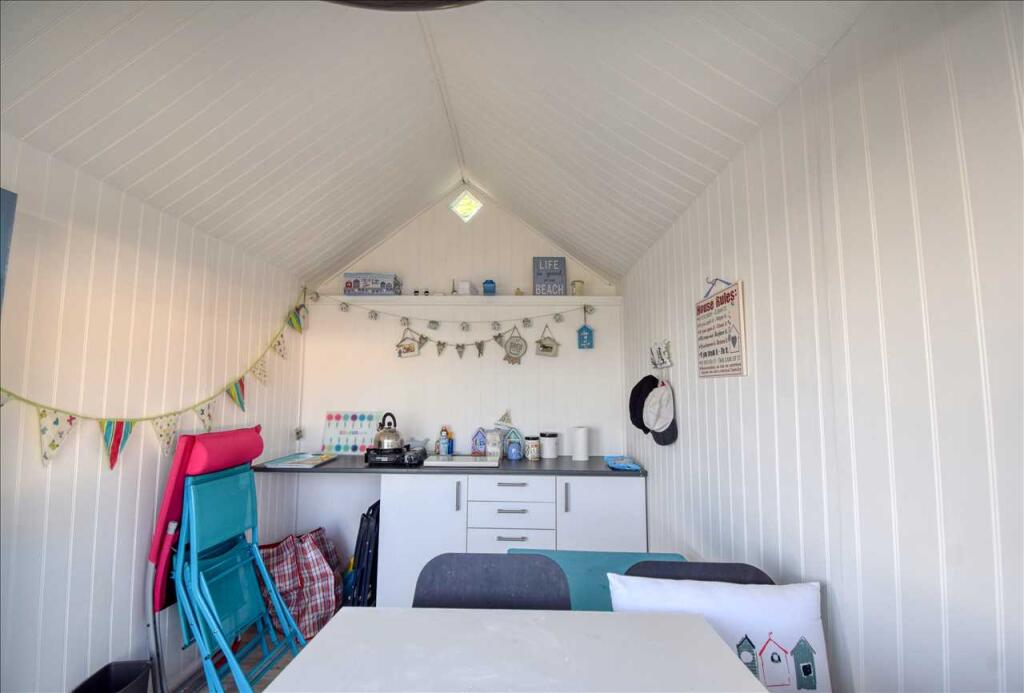 Southcliff Beach Hut, Walton on the Naze photo 3