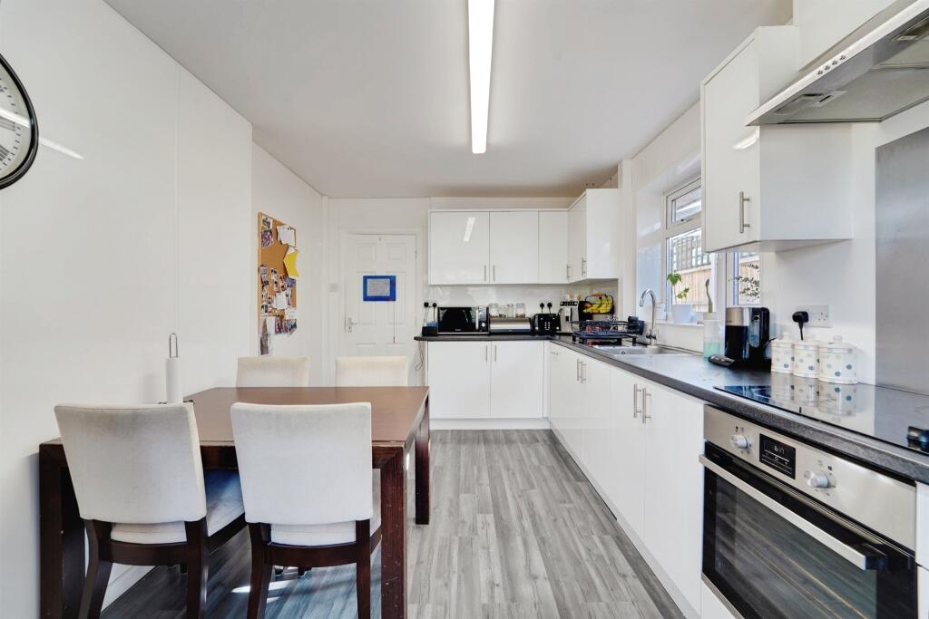 House in Milton Keynes, Bedford - View 5