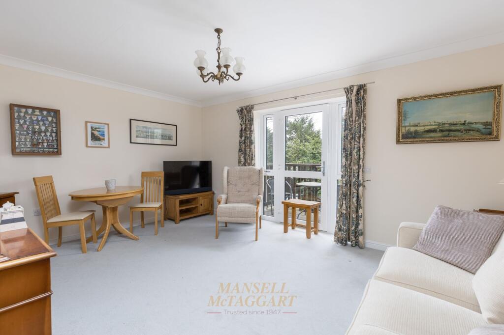 Apartment in East Grinstead, North End - View 3