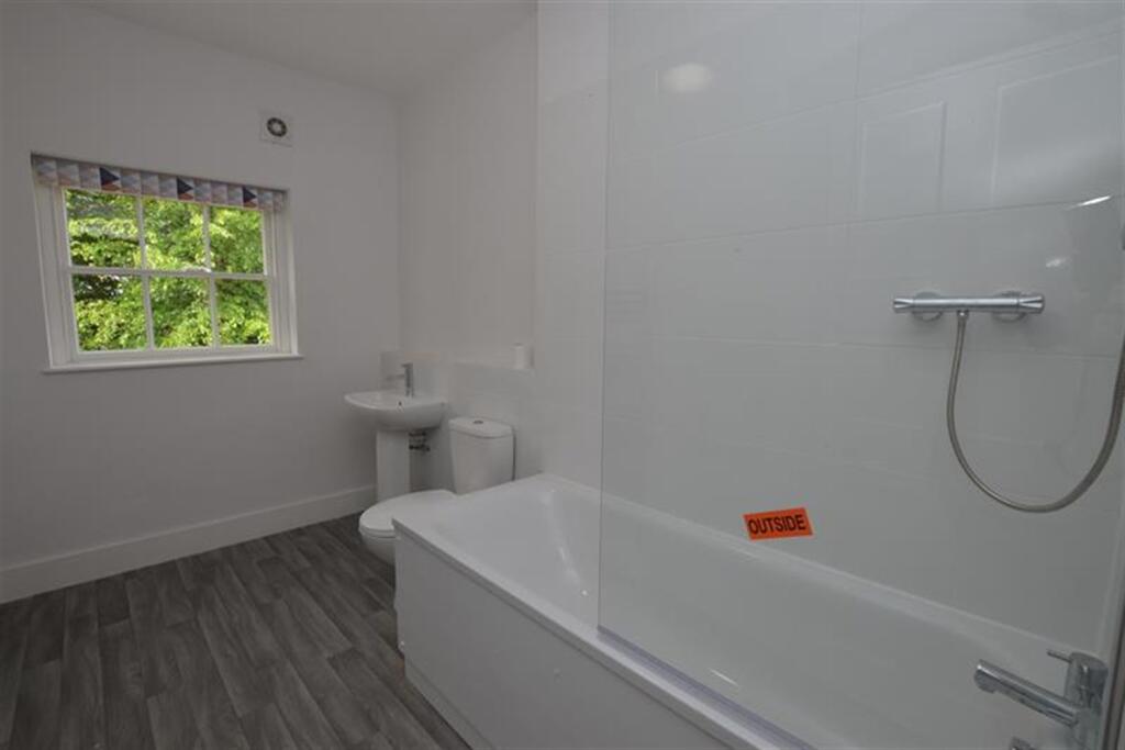 House in Chigwell, Grange Hill - View 4