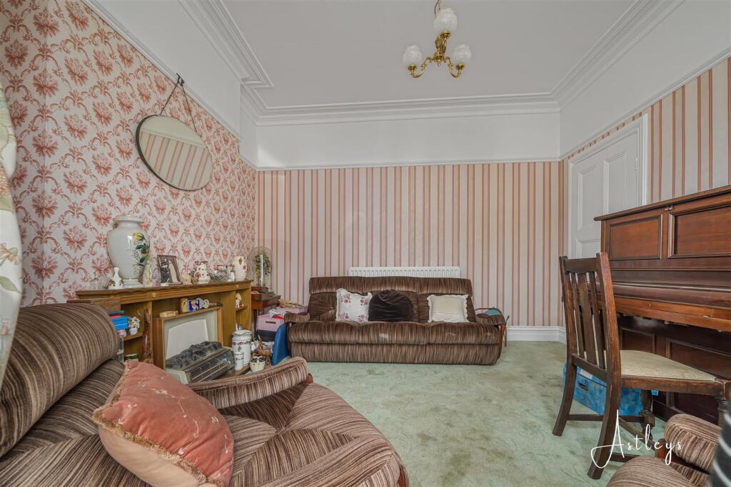 House in Mumbles, Oystermouth - More