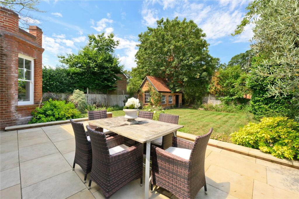 House in Kingston upon Thames - More