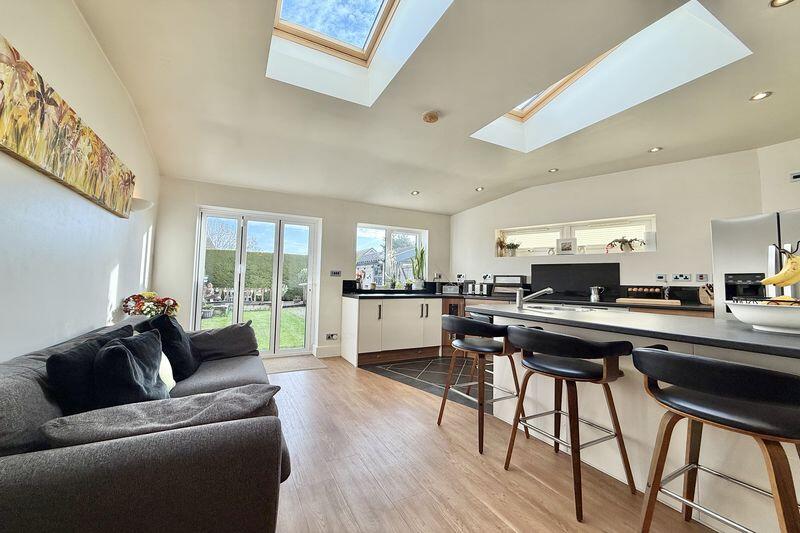 Totterdown Road, Weston - EXTENDED SUPERIOR HOME photo 2