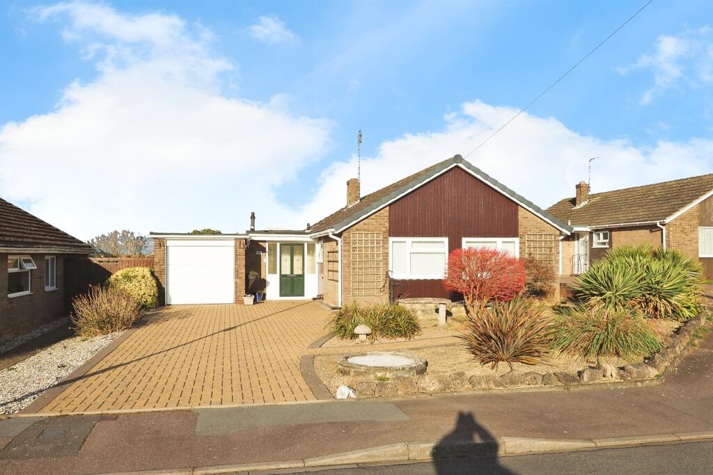 3-bed detached on Mill Hill Drive, Burton-On-Trent, £350,000
